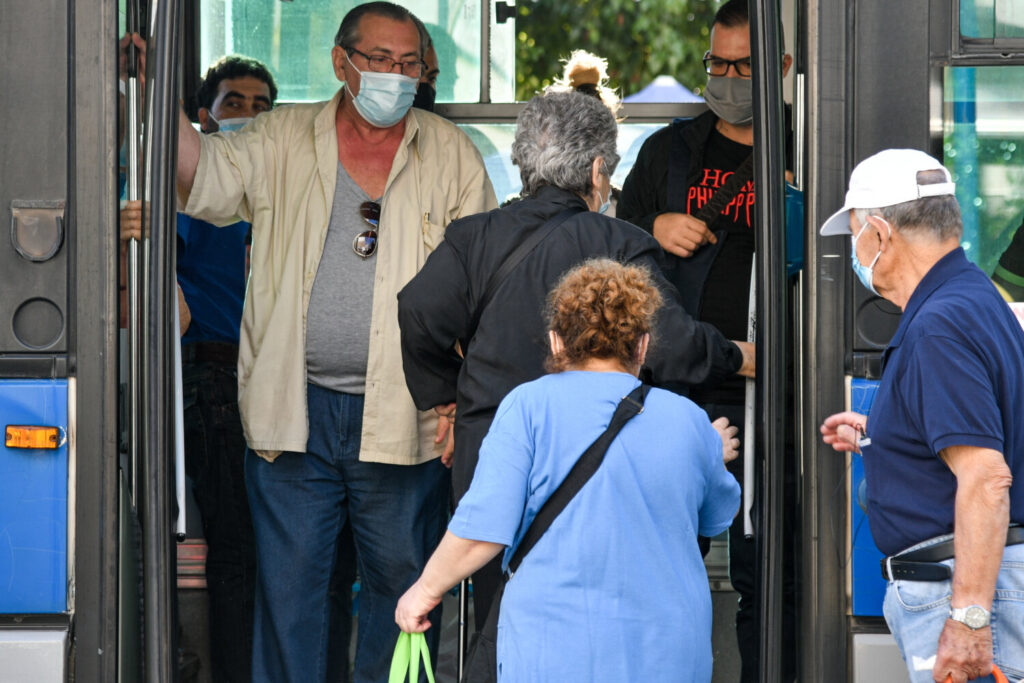 Κορωνοϊός: Τέλος και επίσημα από σήμερα οι μάσκες στα ΜΜΜ – Που πρέπει να τις φοράμε – Τι ισχύει για PCR ή rapid test