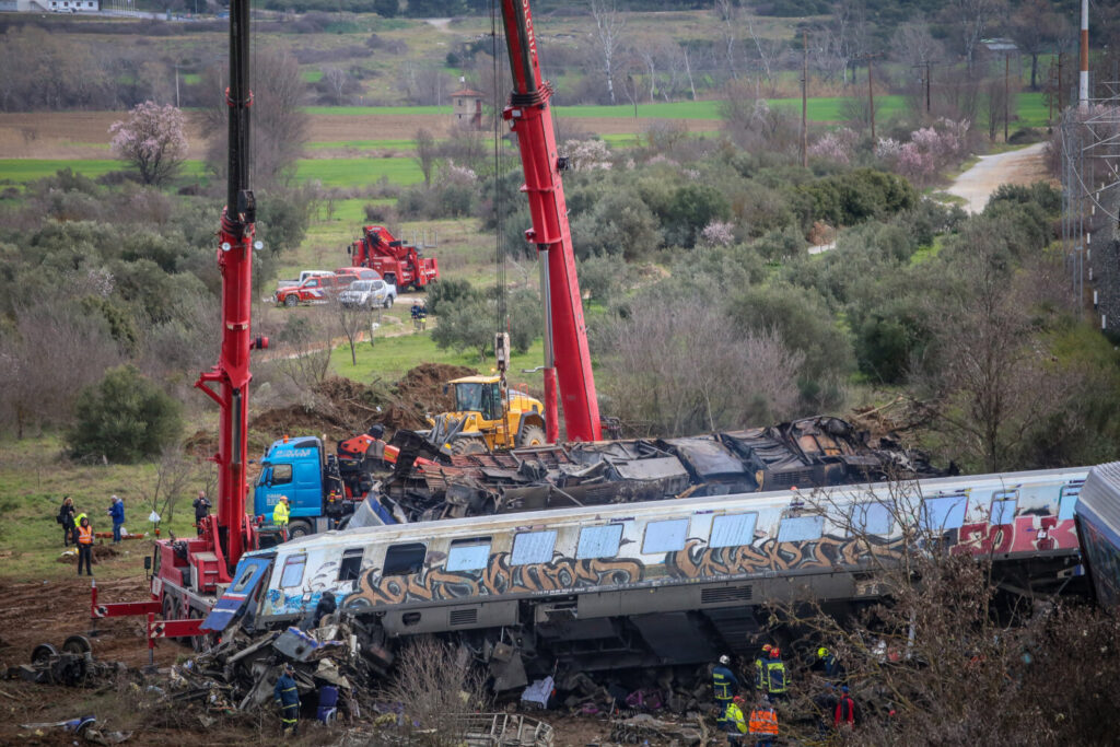 Σύγκρουση τρένων στα Τέμπη : «Μεγάλη τραγωδία – Είναι τρομακτική διαδικασία της αναγνώρισης για τους γονείς», λέει  ο Πλεύρης