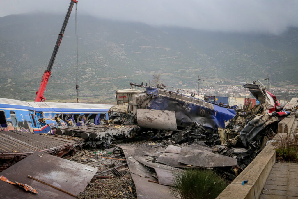 Τραγωδία στα Τέμπη: Μήνυση κατά πολιτικών και στελεχών του ΟΣΕ κατέθεσαν συγγενείς των  θυμάτων