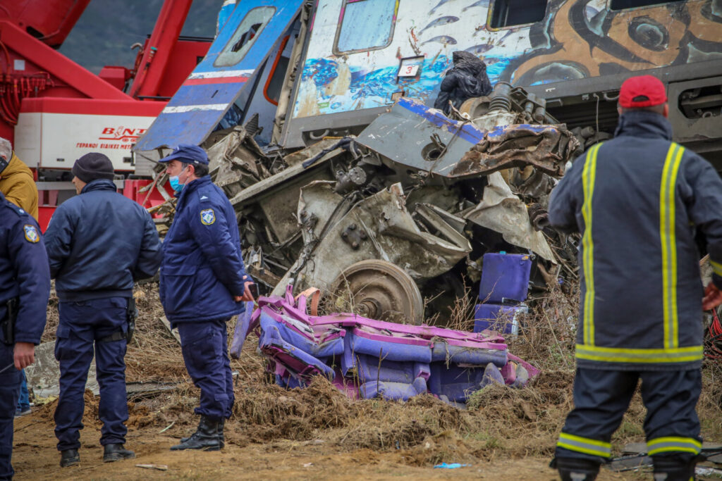 Σύγκρουση τρένων στα Τέμπη: Τρείς νέες διώξεις σε βάρος του επιθεωρητή και δύο σταθμαρχών της Λάρισας