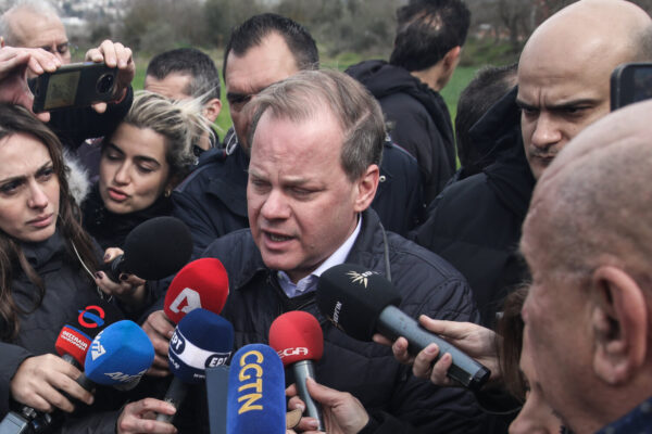 Τραγωδία στα Τέμπη: “Λύγισε” ο υπουργός Κώστας Καραμανλής – Συγκινημένος και δακρυσμένος (video)