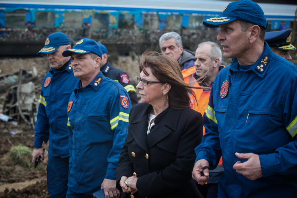 Τέμπη: Στον τόπο της τραγωδίας η Πρόεδρος της Δημοκρατίας  – Άφησε λίγα λουλούδια στα συντρίμμια ενός βαγονιού