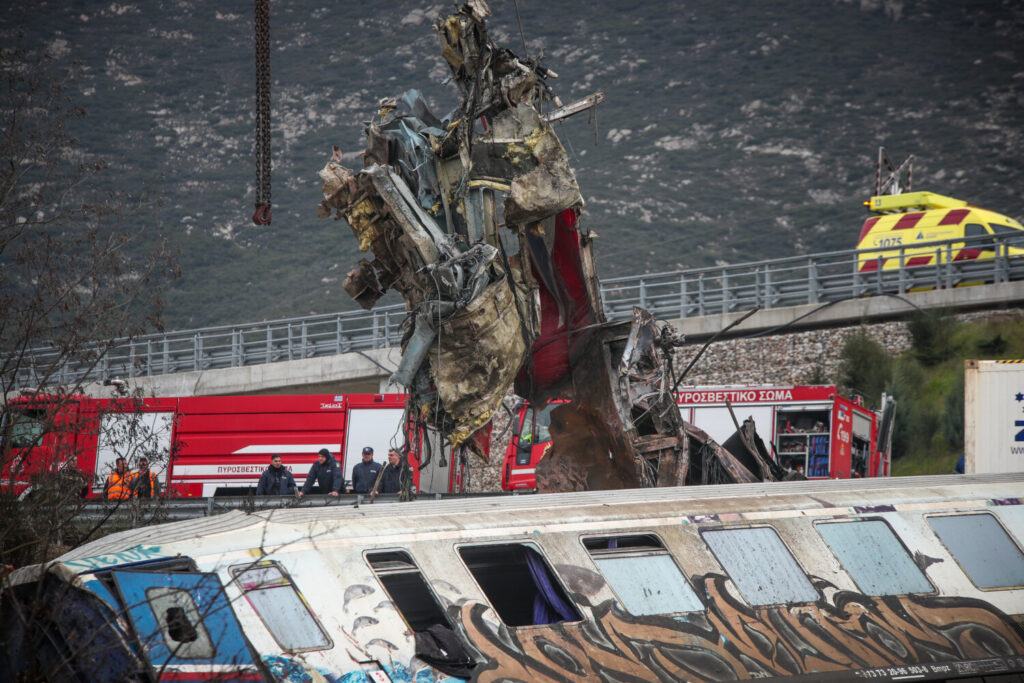 Σύγκρουση τρένων στα Τέμπη: Ανεβαίνει ο αριθμός των νεκρών στους 40, 72 τραυματίες – Αγωνία για τους αγνοούμενους