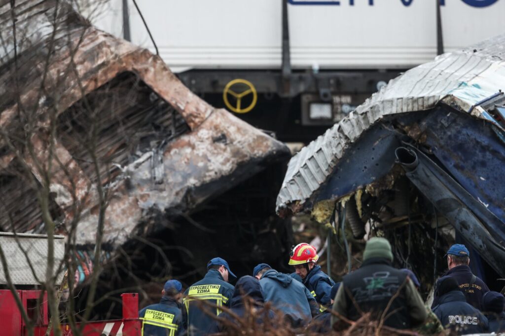 Σύγκρουση τρένων στα Τέμπη: «Μου γύρισαν στάχτες και αποκαΐδια»- Ξεσπούν οι συγγενείς των θυμάτων