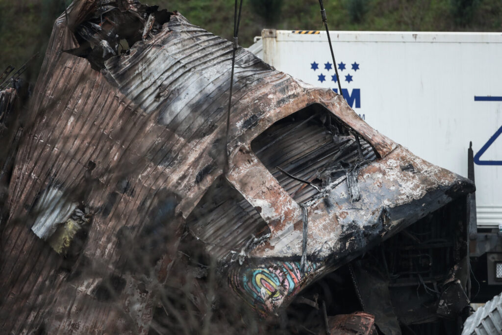 Σύγκρουση τρένων στα Τέμπη: «Επτά απανθρακωμένες  σοροί βρέθηκαν στο βαγόνι –εστιατόριο» (video)