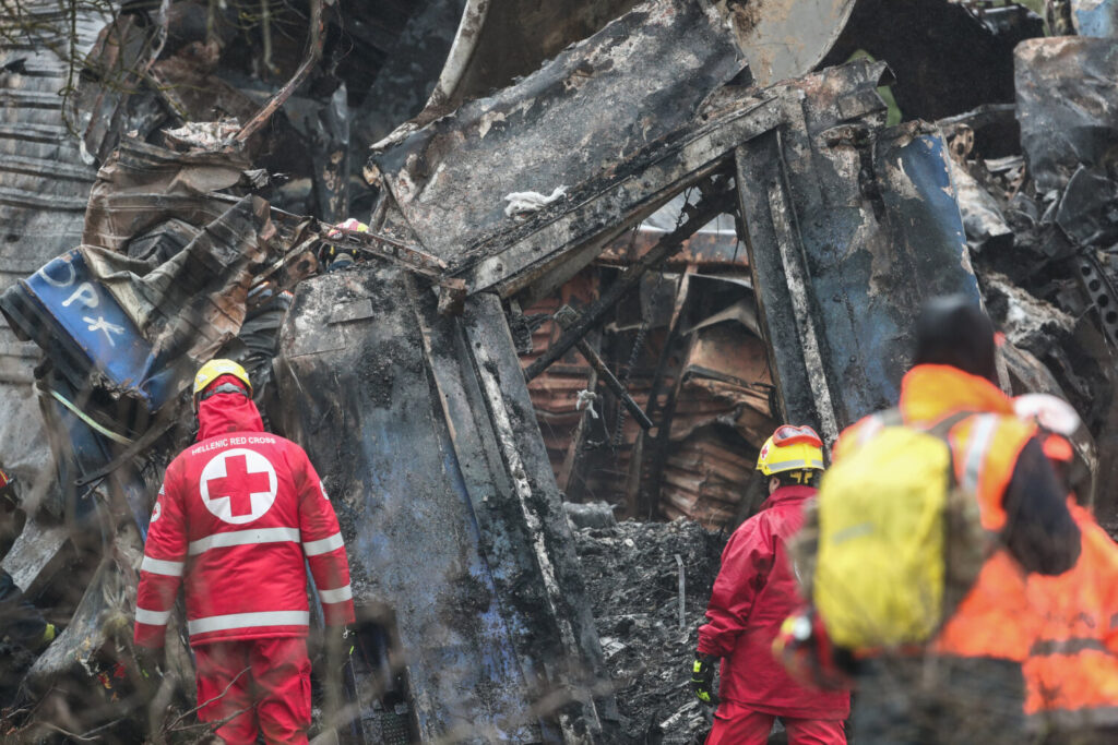 Σύγκρουση τρένων στα Τέμπη: 52 οι σοροί που έχουν ταυτοποιηθεί – Έχουν ενημερωθεί 14 οικογένειες