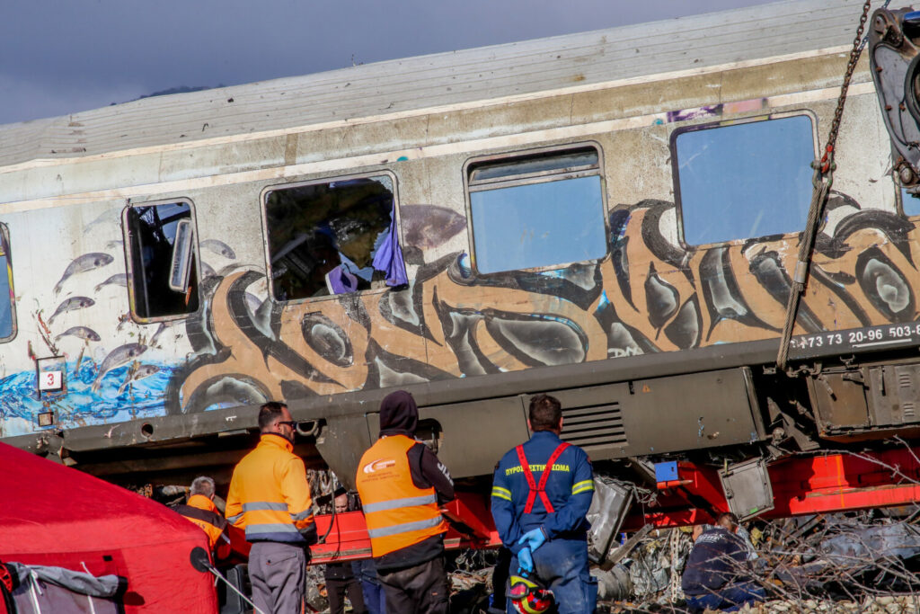 Σύγκρουση τρένων στα Τέμπη: Ολοκληρώθηκαν οι ταυτοποιήσεις των νεκρών –  Μητέρα αναζητά την κόρη της