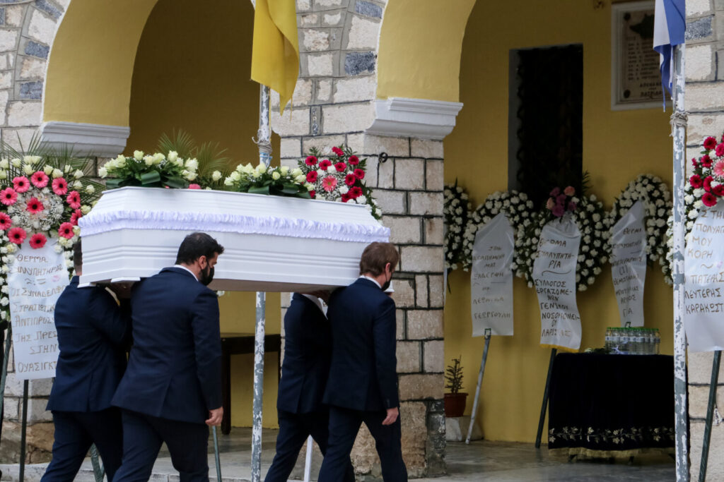 Τέμπη: «Αχ κορίτσι μου, που πας;» – Θρήνος στην κηδεία της 42χρονης Βάιας στον Τύρναβο – Η ιστορία πίσω από το μοιραίο ταξίδι (video)