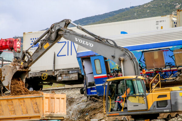 Τέμπη: Ξεσπά η μητέρα του νεκρού μηχανοδηγού της εμπορικής αμαξοστοιχίας – «Φοβόμουν ότι θα χαρακτηρίσουν το γιό μου λαθρέμπορο» (βίντεο)