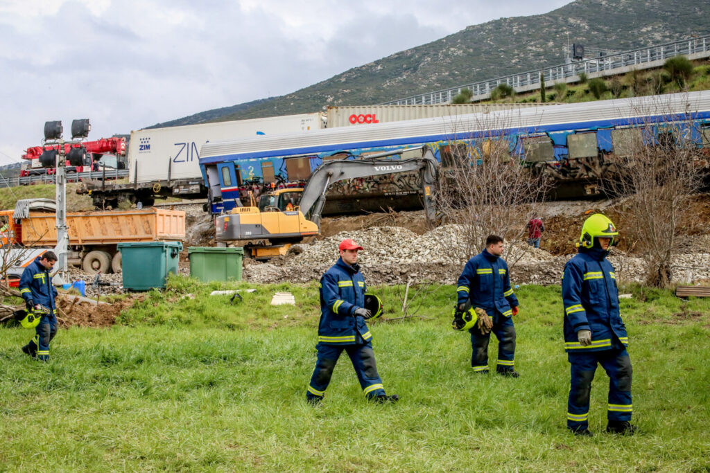 Τέμπη: Έρευνες με  ειδικά εκπαιδευμένα σκυλιά στο χώρο που φυλάσσονται  τα χώματα από το δυστύχημα – Τι αναζητούν (βίντεο)