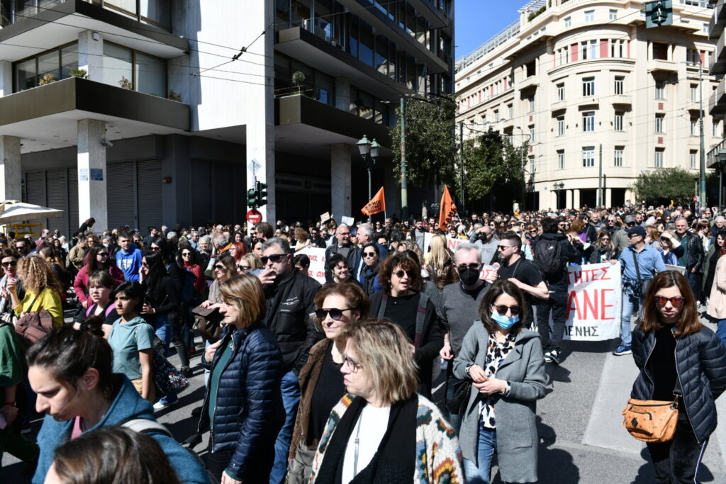 Πάνω από 40.000 άτομα στην πορεία στο Σύνταγμα σύμφωνα με την ΕΛ.ΑΣ – 15 συλλήψεις και 26 προσαγωγές