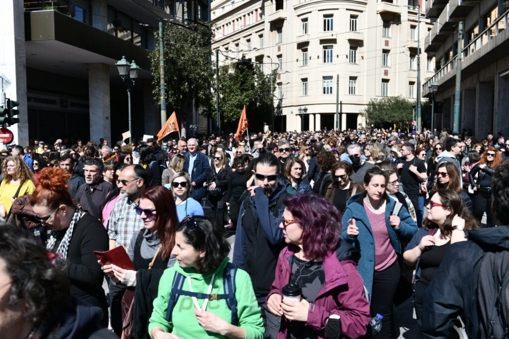 Τέμπη – Απεργία: Δεκάδες χιλιάδες στο κέντρο της Αθήνας – «Στείλε όταν φτάσεις – Δεν έφτασε ποτέ»