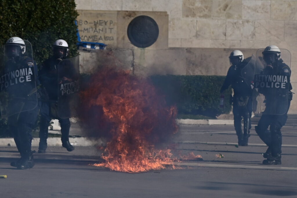 Επεισόδια από κουκουλοφόρους στο Σύνταγμα στην ειρηνική διαδήλωση για την τραγωδία των Τεμπών (εικόνες&video))