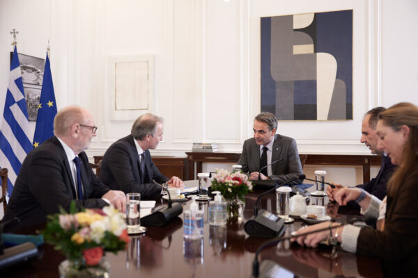 Σύσκεψη Μητσοτάκη με εκπροσώπους της ΕΕ για τους σιδηροδρόμους: Θα αξιοποιήσουμε την εμπειρία σας