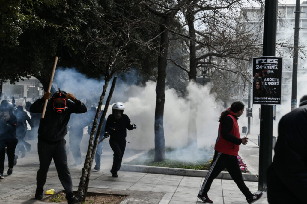 Επεισόδια στην πορεία: Κουκουλοφόροι πετάνε μολότοφ στο Σύνταγμα – Με χημικά απαντά η Αστυνομία (εικόνες&video)