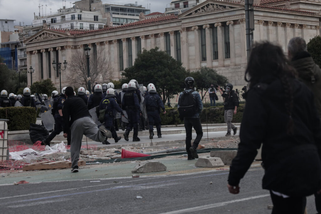 Επεισόδια στο κέντρο της Αθήνας: Κουκουλοφόροι πέταξαν μολότοφ και έσπασαν βιτρίνες – 12 προσαγωγές (εικόνες)