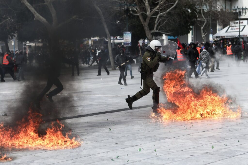 Κουκουλοφόροι έσπασαν το βουλευτικό όχημα της Γεροβασίλη και τραυμάτισαν τον αστυνομικό της