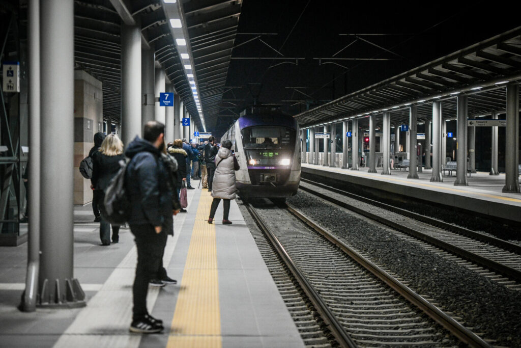 Ξεκίνησαν τα δρομολόγια των τρένων και του προαστιακού – Ο κόσμος να μην φοβάται,  λέει ο σταθμάρχης Αθηνών