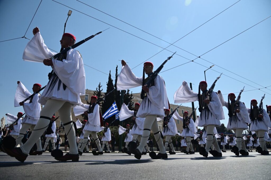 Προεδρική Φρουρά: Η ιστορία της στο χρόνο και η ενδυμασία τους