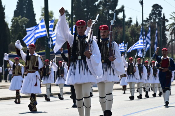 25η Μαρτίου: Live η μεγάλη στρατιωτική παρέλαση στο Σύνταγμα