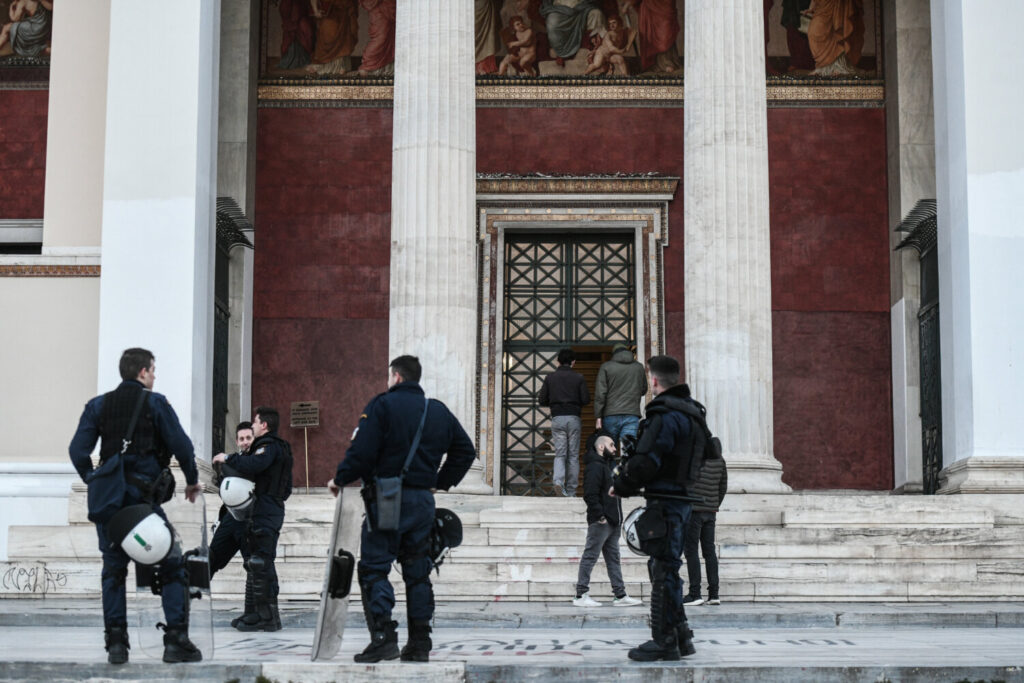 Εκκενώθηκε κατάληψη στην πρυτανεία του ΕΚΠΑ – Δέκα προσαγωγές (εικόνες&video)