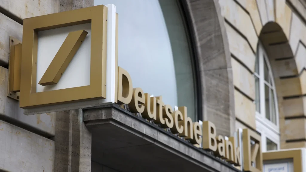 Τράπεζες: «Eλεύθερη πτώση» για τη μετοχή της Deutsche Bank –Καθησυχαστικός ο Σόλτς – Αναταραχή στις αγορές