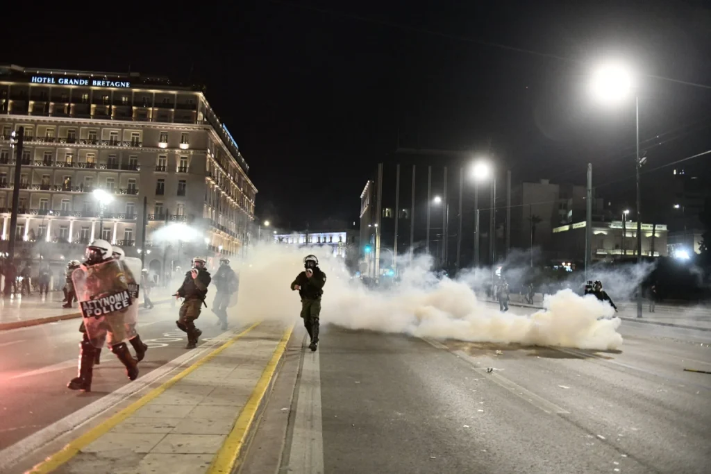 Επεισόδια με μολότοφ και χημικά στο κέντρο της Αθήνας  μετά την πορεία για την τραγωδία στα Τέμπη