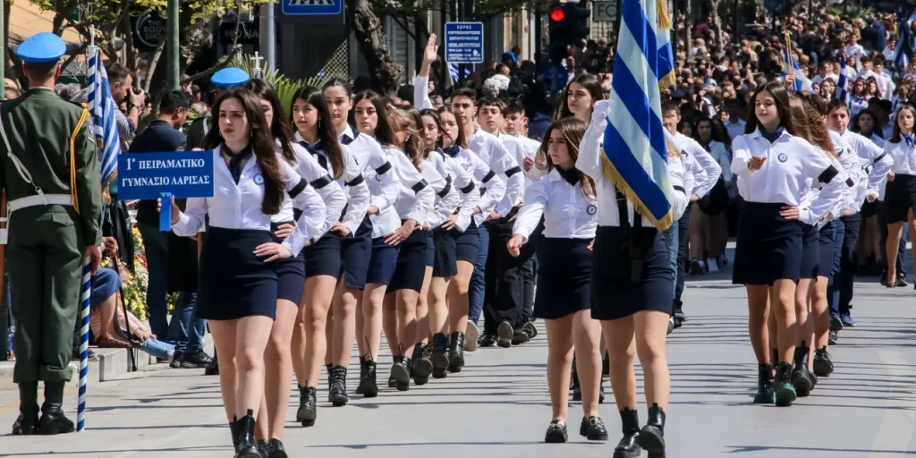 Λάρισα: Με μαύρα περιβραχιόνια και κονκάρδες στην παρέλαση οι μαθητές σε ένδειξη πένθους για την  τραγωδία των Τεμπών (εικόνες&video))