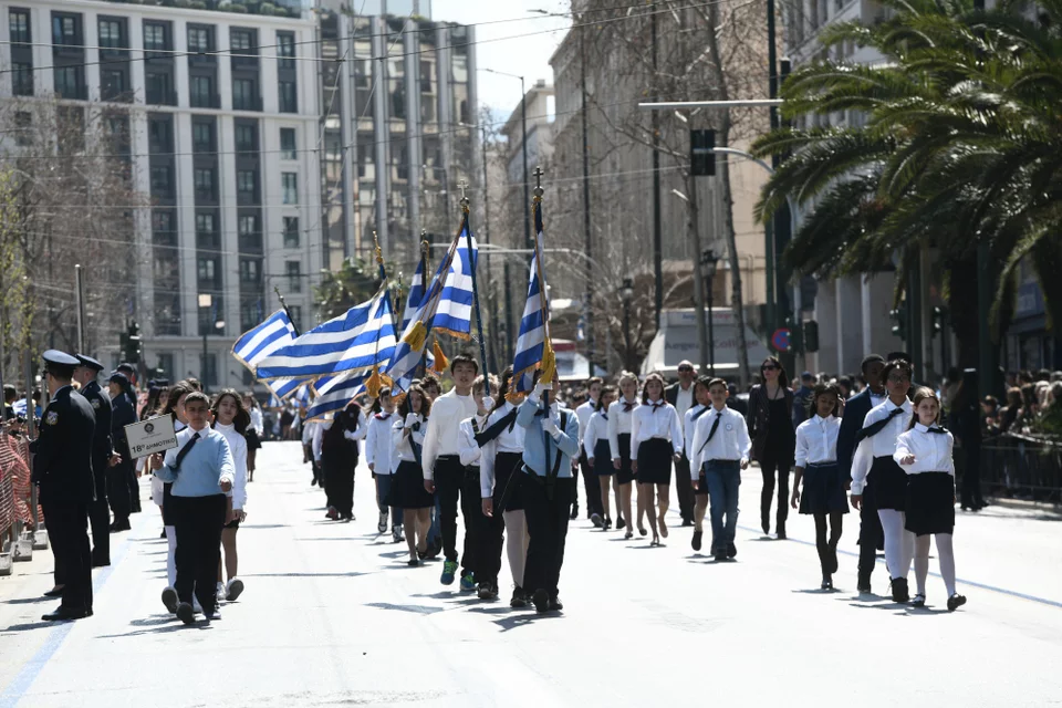 Παρέλαση 25ης Μαρτίου: Υπερήφανοι και γεμάτοι χαμόγελα παρέλασαν οι μαθητές (εικόνες&video)