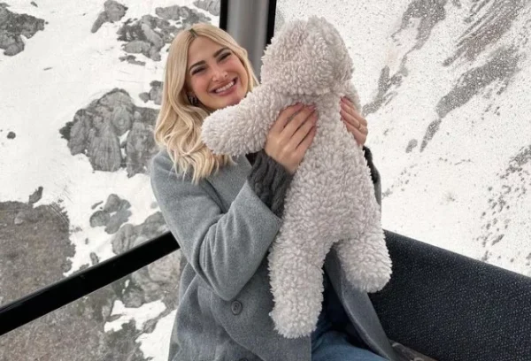 Ιωάννα Τούνη: Στη Μονή Αγίου Εφραίμ με το γιο της για την ευχή (εικόνες)