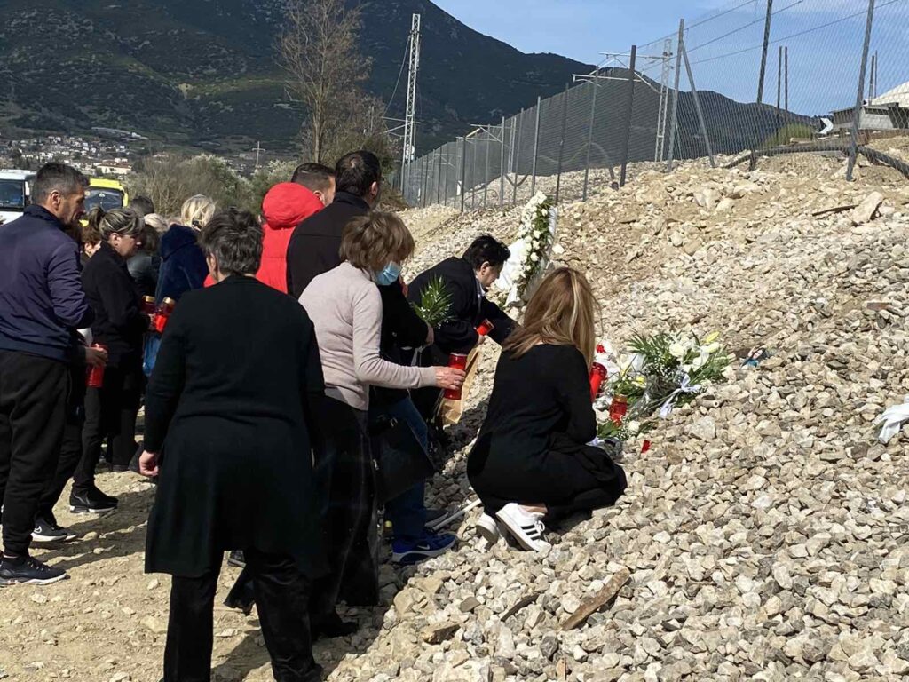 Σύγκρουση τρένων στα Τέμπη: Τελέστηκε τρισάγιο του τόπο της τραγωδίας – Απαρηγόρητοι και σφιχταγκαλιασμένοι οι συγγενείς
