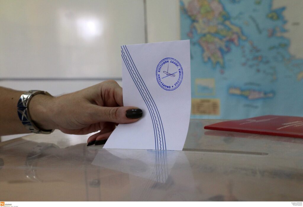 Δημοσκόπηση Metron Analysis: Προβάδισμα 18,1 μονάδες της ΝΔ έναντι του ΣΥΡΙΖΑ στην πρόθεση ψήφου στις Ευρωεκλογές – Αγκάθια η ακρίβεια και η εγκληματικότητα