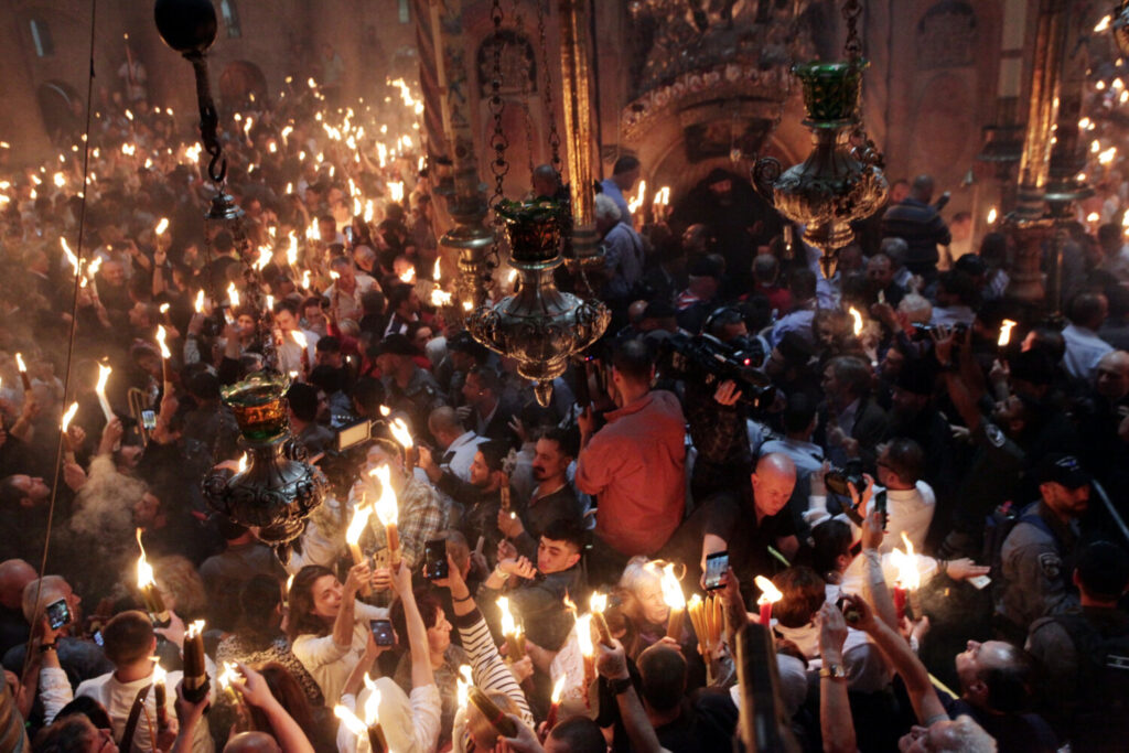 Στις 19:30 το απόγευμα το Άγιο Φως στην Αθήνα – Η τελετή αφής του Αγίου Φωτός από τα Ιεροσόλυμα (video)