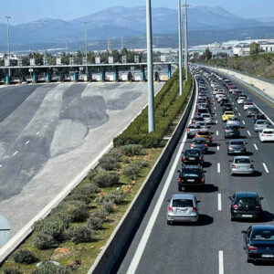 Συγκλονιστικό: Οδηγός μηχανής παρέσυρε τροχονόμο στην Αττική Οδό κατά τη διάρκεια ελέγχου – Δείτε βίντεο