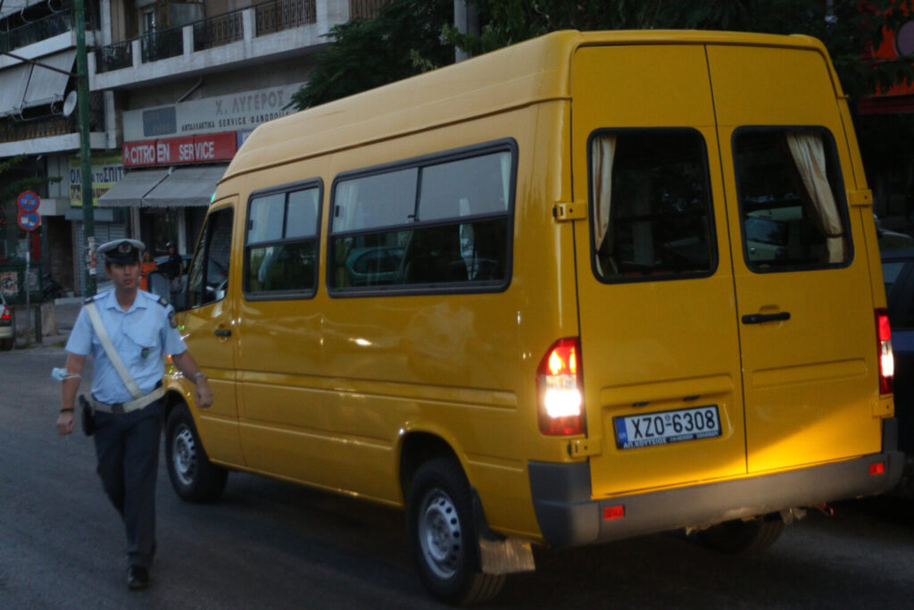 Καλύβια: Συνελήφθη οδηγός σχολικού λεωφορείου χωρίς δίπλωμα έξω από σχολείο – Μετέφερε 40 μαθητές