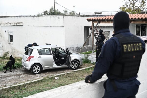 Ασπρόπυργος: Ρομά επιτέθηκαν σε αστυνομικούς με πέτρα και ξύλα – Δύο συλλήψεις στη Νέα Ζωή