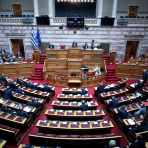 Σκληρή κόντρα κυβέρνησης-ΠΑΣΟΚ για τη 13η σύνταξη: «Καταθέστε πρόταση νόμου για να μας λυθούν οι απορίες» – «Γαλάζιος Κατρούγκαλος ο πρωθυπουργός»