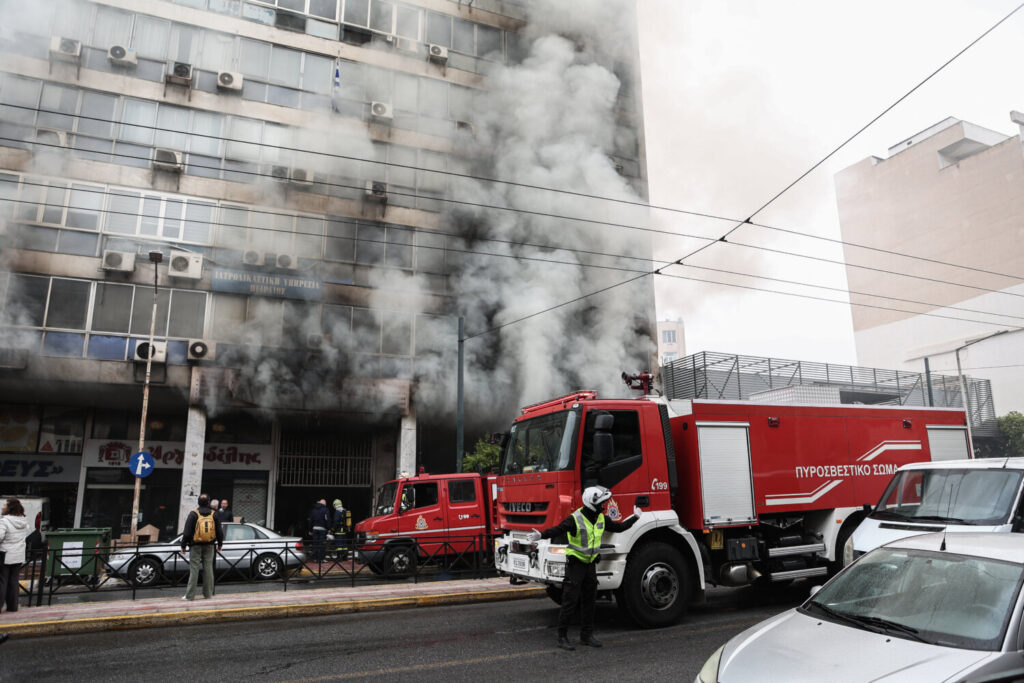 Πειραιάς: Φωτιά σε κατάστημα με χρώματα, σε ισόγειο 7οροφης πολυκατοικίας (εικόνες&video)