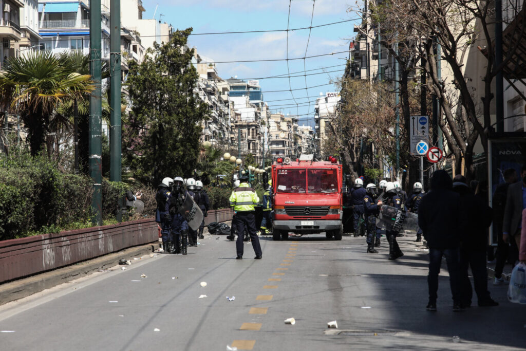 Επεισόδια στην ΑΣΟΕΕ –  Έβαλαν φωτιά σε κάδους – Κλειστή η Πατησίων (εικόνες)