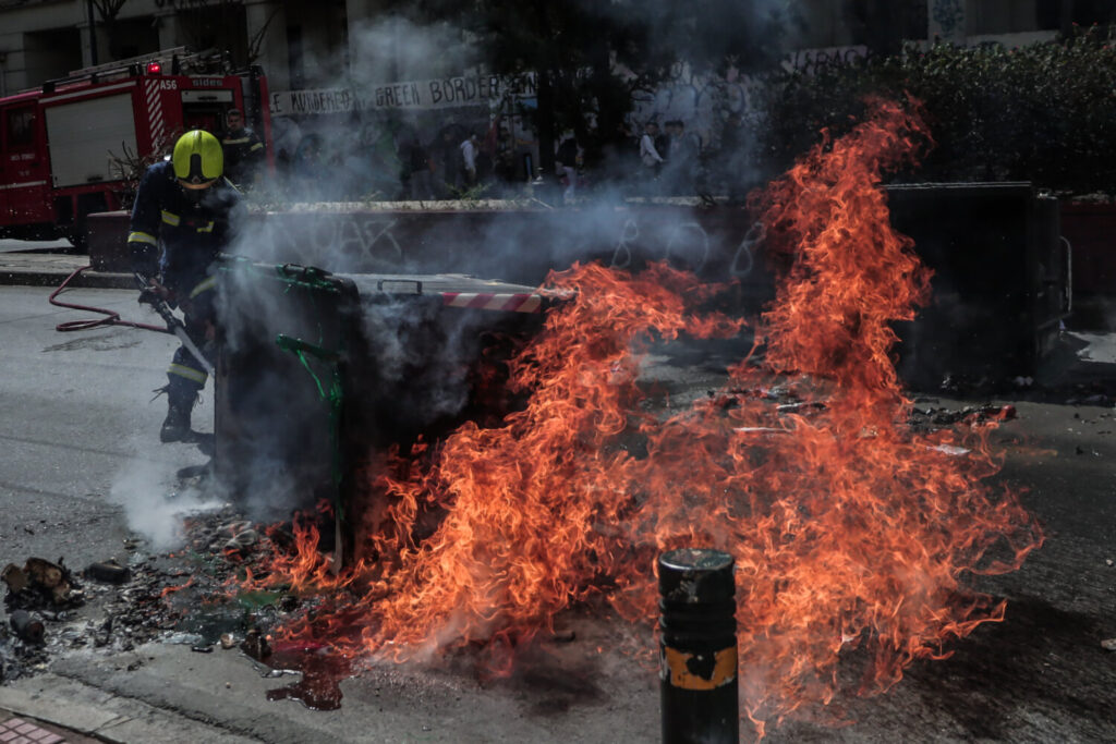 ΑΣΟΕΕ: Νέα επεισόδια με πετροπόλεμο φωτιές και χημικά – Άνοιξε η Πατησίων (εικόνες)