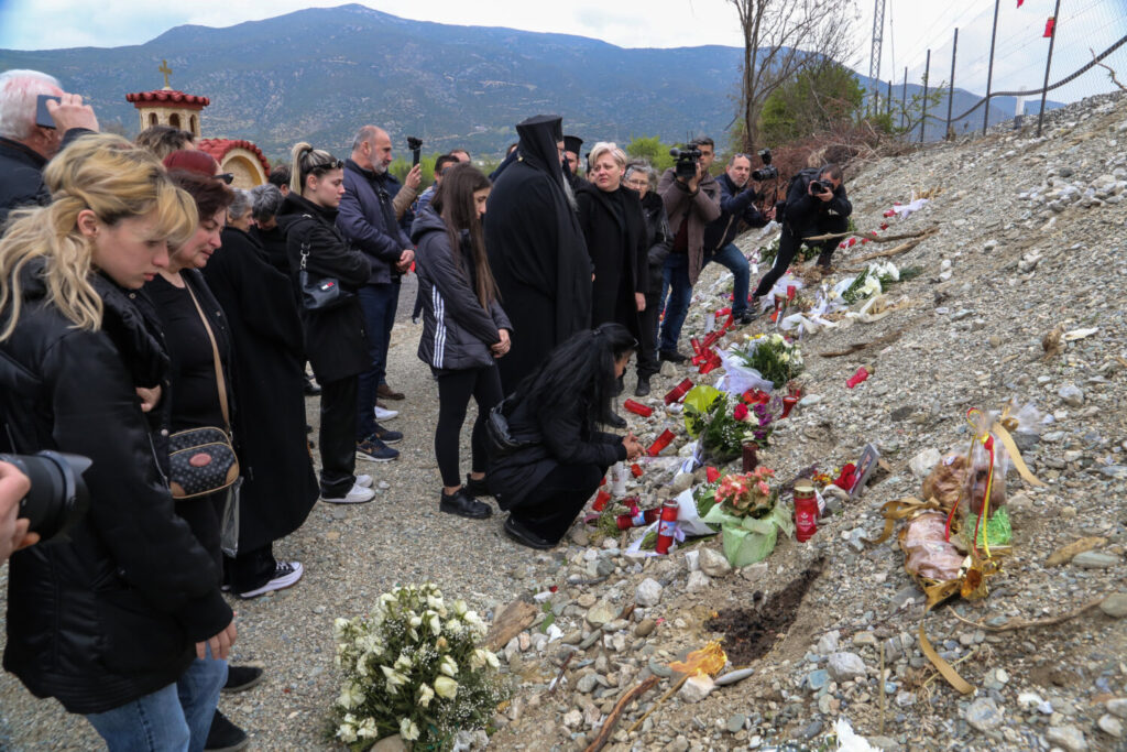 Τέμπη: Σπαραγμός στο μνημόσυνο για τα θύματα της τραγωδίας – Μαύρα μπαλόνια στον ουρανό άφησαν οι συγγενείς (εικόνες&video)