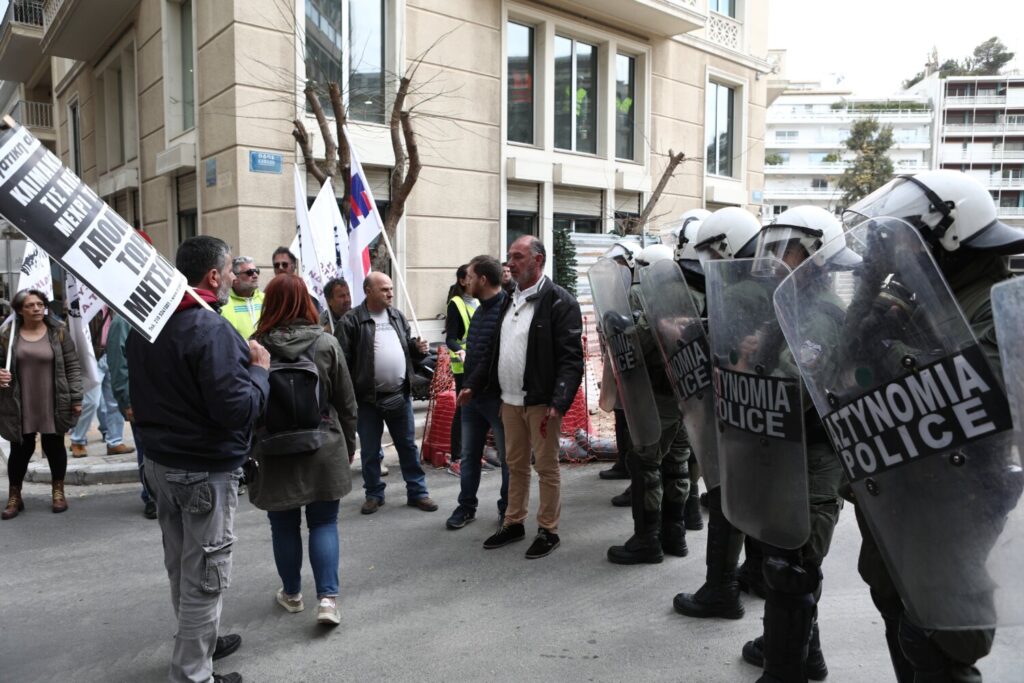 ΠΟΕ –ΟΤΑ: Ένταση στην πορεία των εργαζομένων στους Δήμους – Η καταγγελία του ΠΑΜΕ (εικόνες&video)