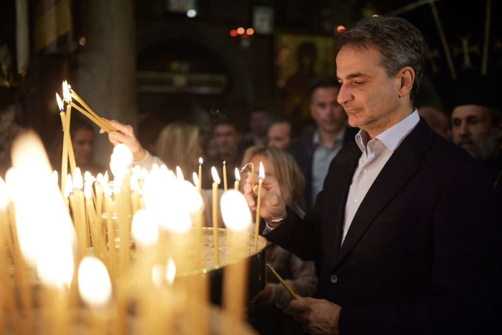 Στην Τήνο ο Κυριάκος Μητσοτάκης – Παρακολούθησε την ακολουθία και την περιφορά του Επιταφίου με τη σύζυγο του