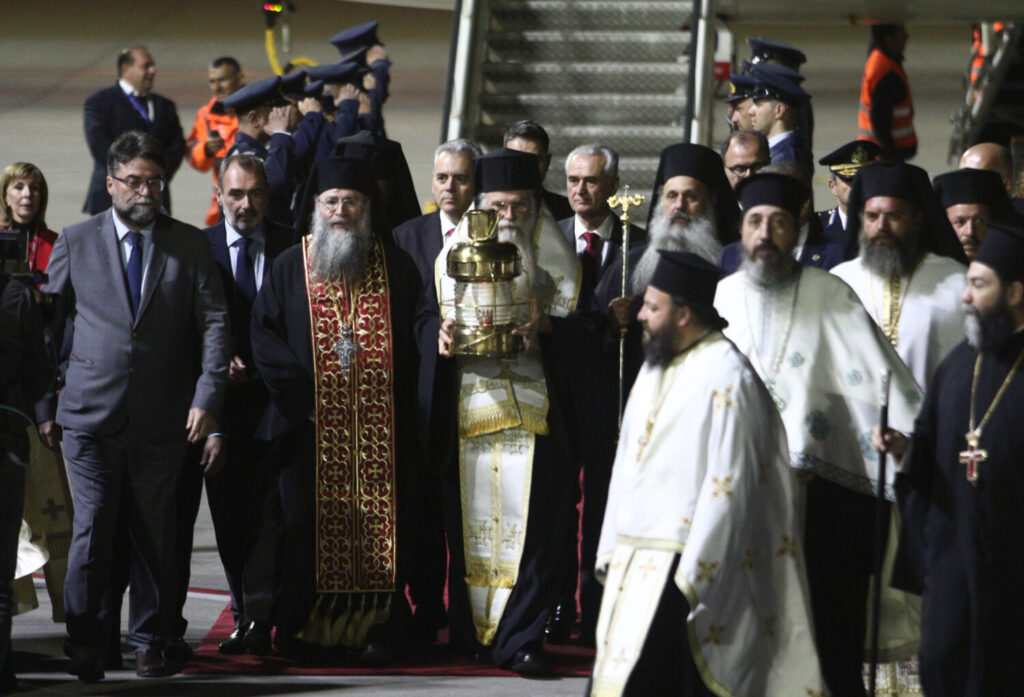 Έφτασε στην Αθήνα με κάθε επισημότητα και τιμές το Άγιο Φώς – Μεταφέρεται σε όλη την Ελλάδα