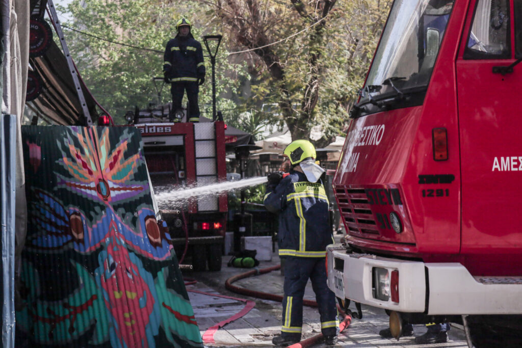 Αιόλου: Φόβοι για κατάρρευση του κτηρίου που ξέσπασε φωτιά  –  Πέφτουν κομμάτια του στο έδαφος (εικόνες&video)