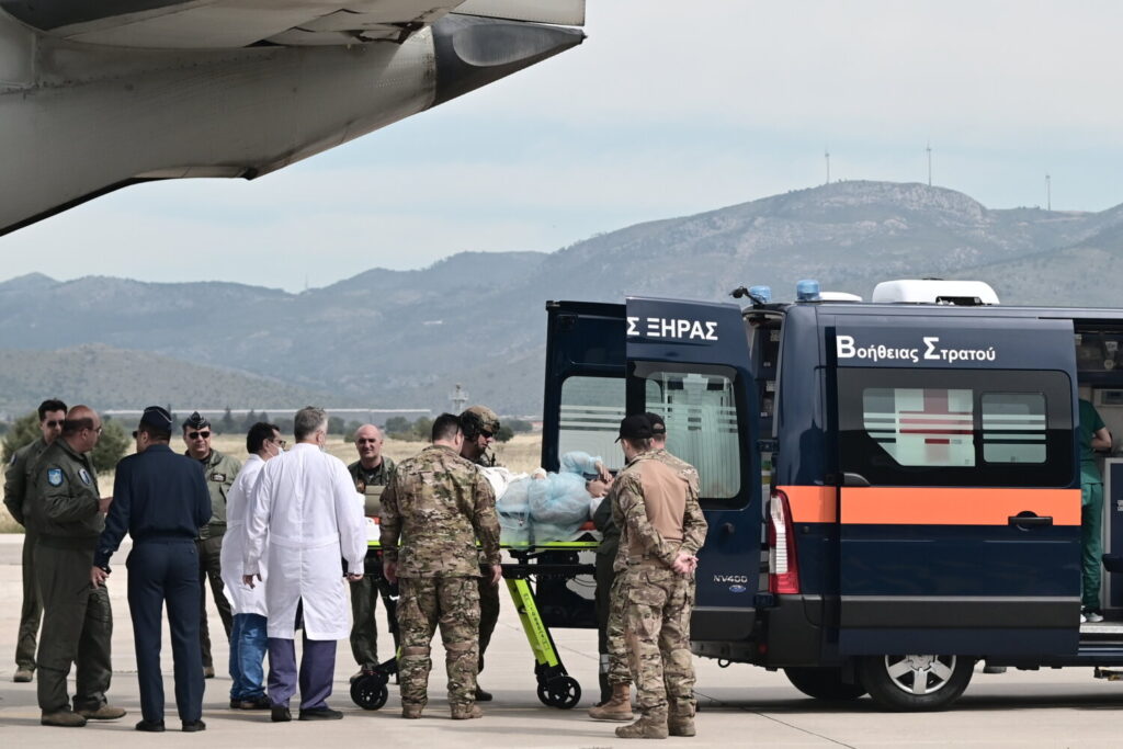 Ελευσίνα: Έφτασαν οι πρώτοι Έλληνες από το Σουδάν – Σε εξέλιξη επιχείρηση μεταφοράς  και ενός διασωληνωμένου (εικόνες)