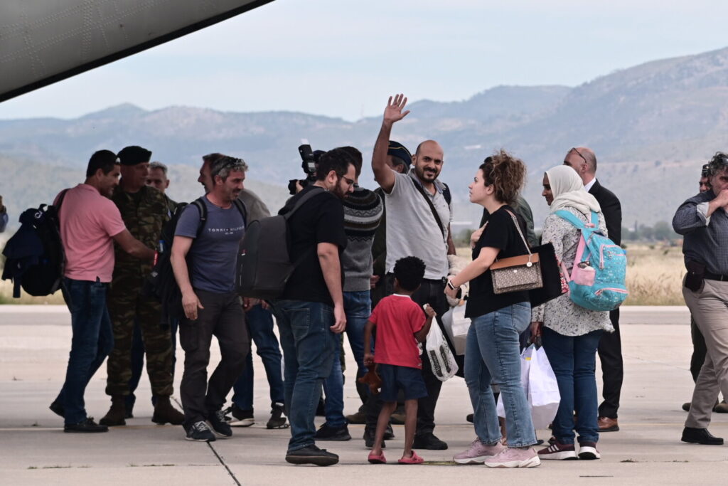 Έφθασε ο διασωληνωμένος Έλληνας τραυματίας από το Σουδάν – Σε εξέλιξη το σχέδιο απομάκρυνσης Ελλήνων (video)