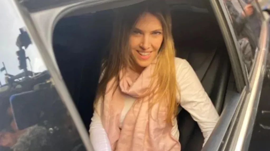 Αποφυλακίστηκε η Εύα Καϊλή – Χαμογελαστή και ευδιάθετη :  Είμαι χαρούμενη με περιμένει η κόρη μου (video)
