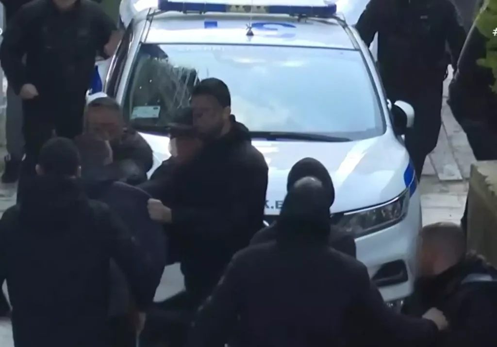 Ιωάννινα: Επεισόδια κατά την προσαγωγή των συλληφθέντων για τη συμπλοκή οπαδών (video)