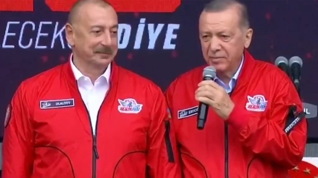 Με στολή πιλότου η πρώτη δημόσια εμφάνιση Ερντογάν  μετά την αδιαθεσία του (video)